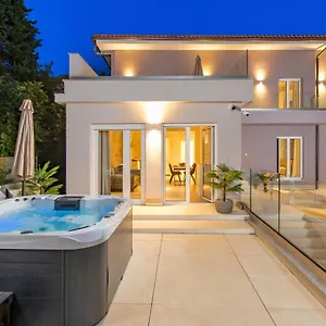 https://villa-dagmar-4-apartments-with-swimming-pool-first-row.primorje-gorskikotar.com